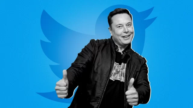 Илон Маск на фоне логотипа Твиттера